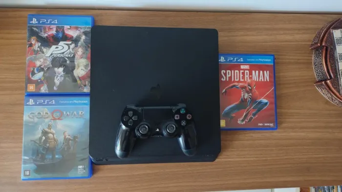 PlayStation 4 SLIM com 3 jogos e um controle