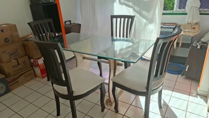 Mesa de Jantar de Vidro com 4 Cadeiras Estofadas