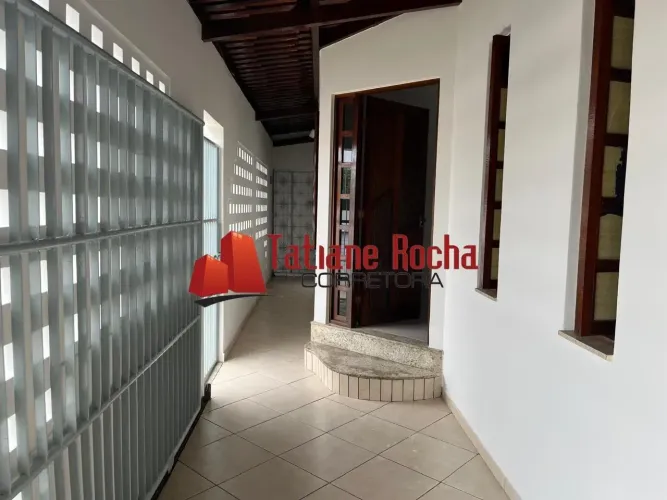 Alugo excelente casa em rua pública no bairro Jardim Acacia.