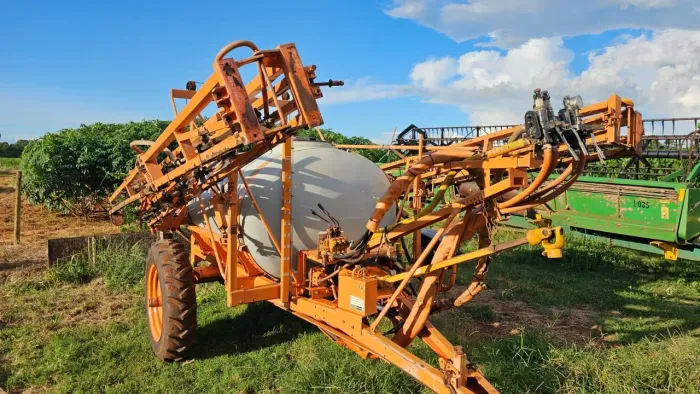 Pulverizador Jacto 2.000 L com barra hidráulica 18 metros 