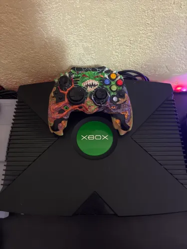 Xbox Classic com controle alien infected 