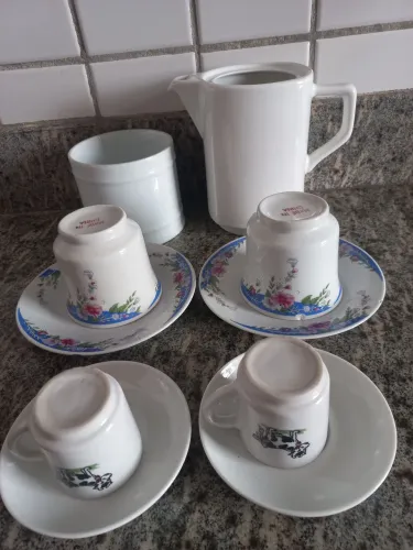Bule,jarra,2 xícaras de chá(floral),2 xícaras de café(vaquinha).