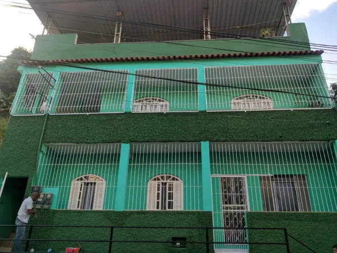 Prédio com 3 casas