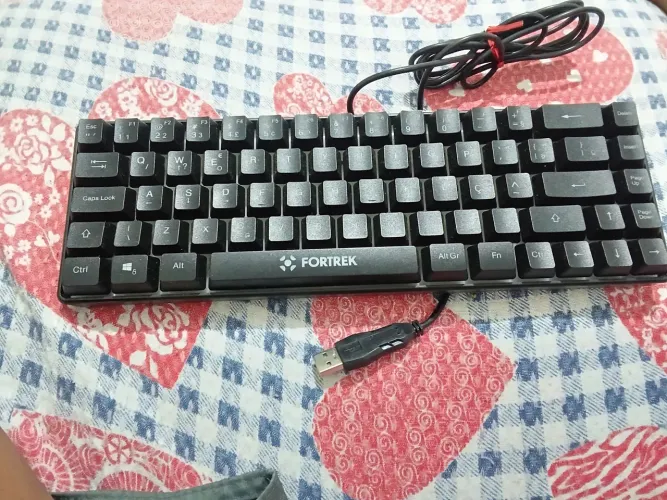 Teclado semi- mecânico RGB