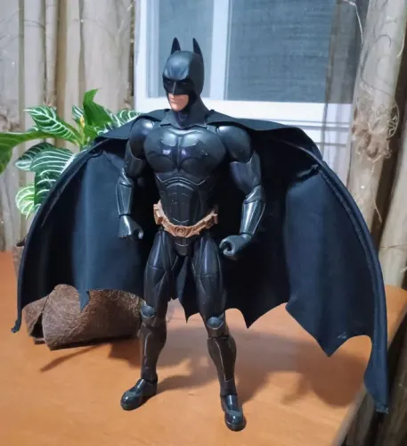 Boneco do Batman Begins Action Cape. Fabricante Mattel. Mede 35 cm 