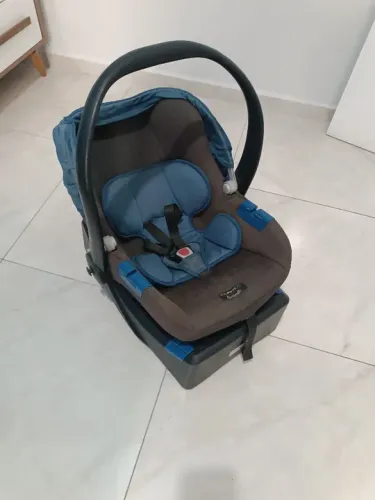 Bebê conforto Burigotto com o suporte