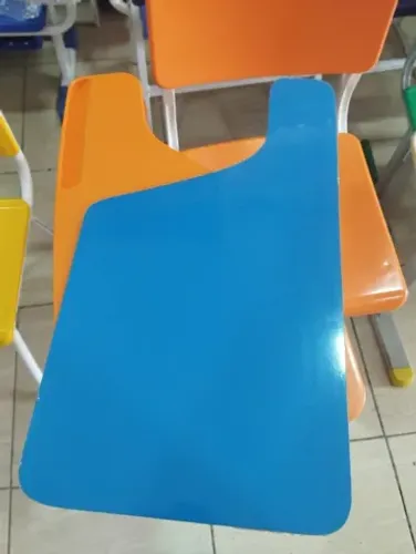 Braços de cadeiras universitárias
