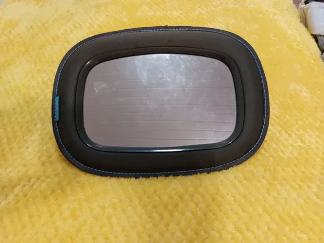 Espelho retrovisor para ver o bebê no banco de trás.
