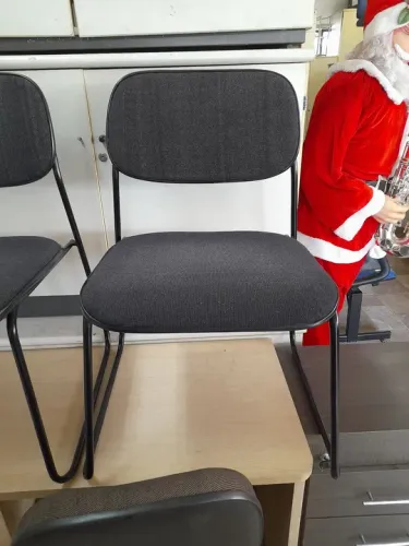 Cadeira fixa na cor cinza escur 