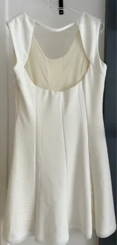 Vestido evasê offwhite com transparência nas costas e textura da marca San