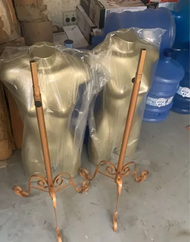 Vendo manequim pedestal bronze 