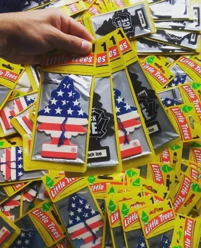 Aromatizante Little Trees cheirinho arvore - Black Ice , Bandeira Americana e outros