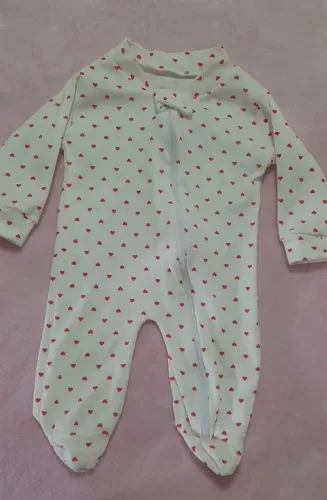 Macacão Bebê Com Zíper RN - Estampa de Corações - Com Pezinho