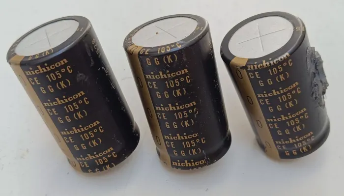 Capacitor eletrolítico Nichicon da série KG.