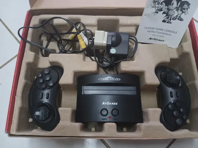 Mega Drive AT Games na caixa com 80 jogos.