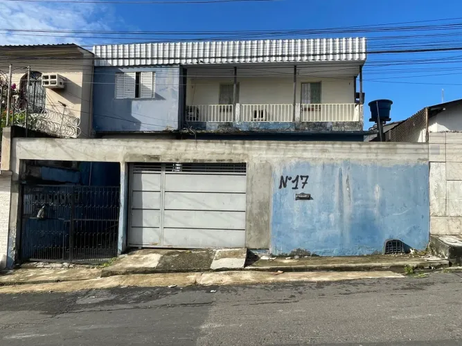 Casa com vila a venda no Manôa