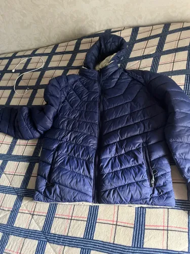  2 Jaquetas puffer GG cor dupla face ( azul e branca e a outra preta)