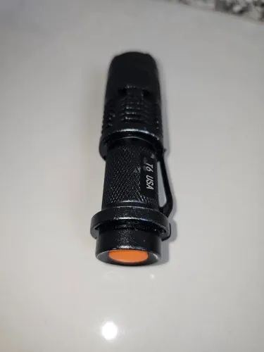 Lanterna Led 220w, compacta, excelente iluminação com 1 pilha média