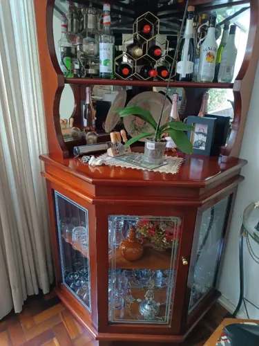 Bar cristaleira em excelente estado de conservação 