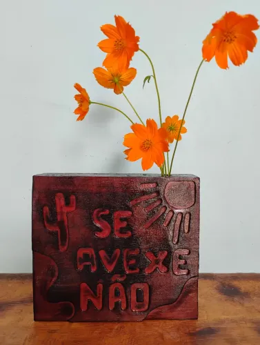 Vaso decorativo de madeira com flores