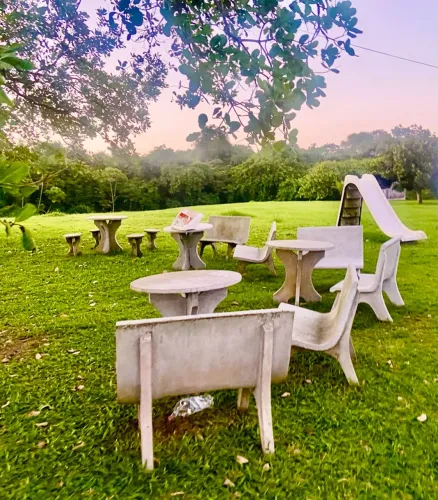 Bancos de concreto e mesa com banquetas 