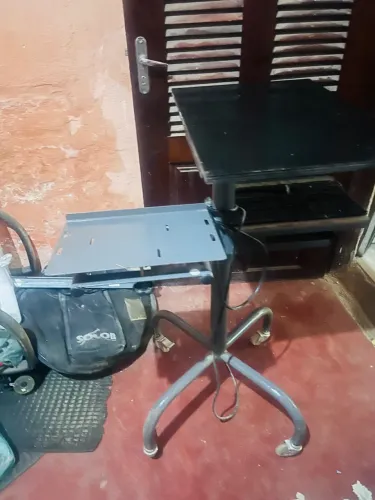 Mesa para projetor e Notebook com Rodinhas