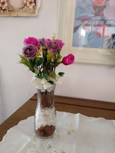 Vaso decorativo com flores artificiais