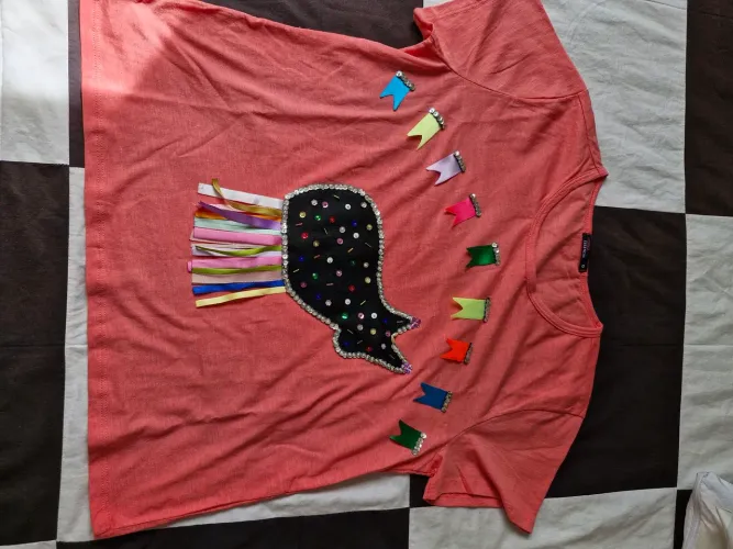 Camiseta Decorada com Bandeirinhas e Detalhes