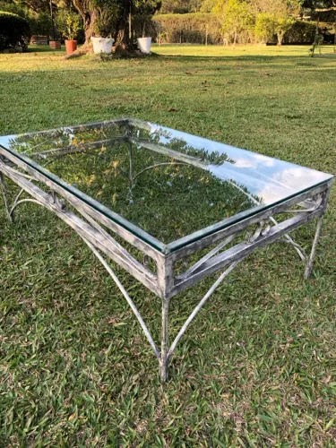 Mesa de centro em ferro e vidro 