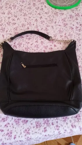 Bolsa de ombro preta com detalhes em corrente