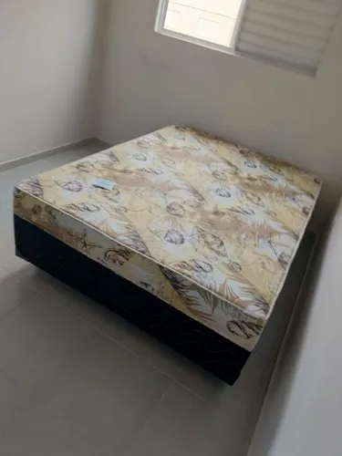 Cama casal conjugada com espuma selada de 28
