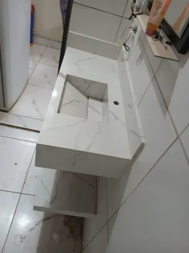 Cuba Esculpida em Porcelanato Branco Marmorizado