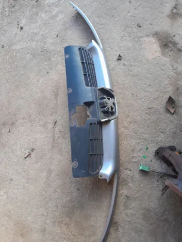 Grade frontal Peugeot 206