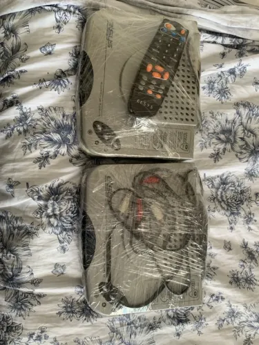 Dois Receptores de sinal de satélite da Elsys modelo Vision 4100