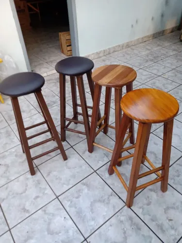 Banquetas de madeira de lei.