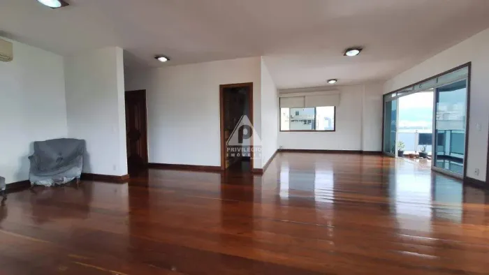 Cobertura a venda 4 quartos, 2 suítes, 3 varandas