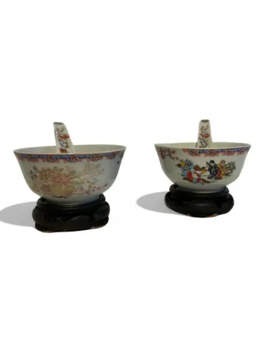 Conjunto de 2 Tigelas de Porcelana Chinesa com Colher e Base de Madeira