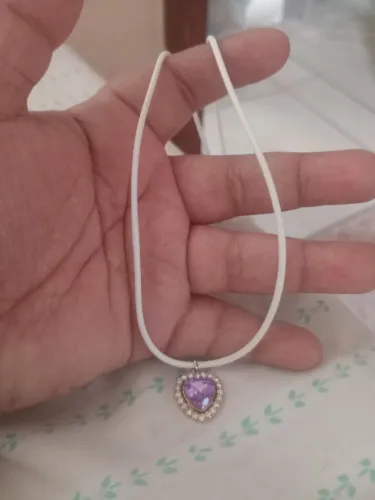 Colar com pingente formato de coração roxo