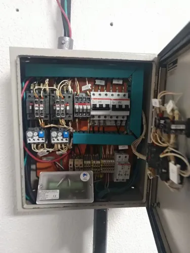 Precisa-se de ajudante de eletricista. 