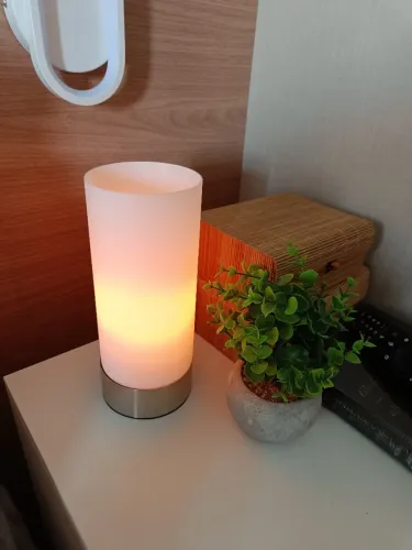 Abajur cilíndrico com acendimento ao toque