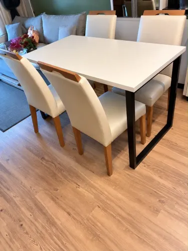 Mesa com 4 cadeiras