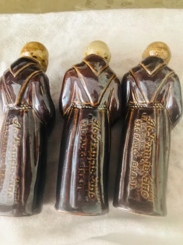 frade franciscano em porcelana esmaltada marrom