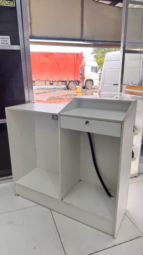 Balcão com caixa para atendimento
