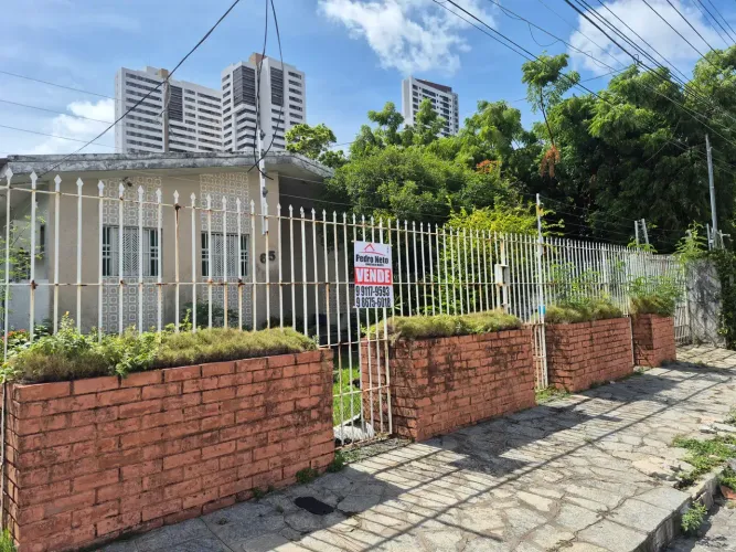 Vendo Casa com Terreno 17 X 30, 04 Qtos sendo 03 suítes,  Bairro dos Estados.