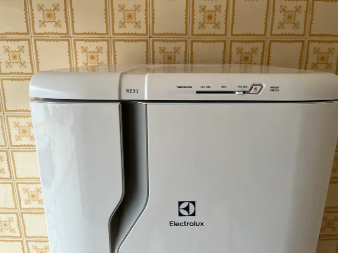 Refrigerador Electrolux RE31, 240 litros, 127V, estado de novo, ainda na garantia