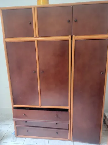 Guarda Roupas Com três portas de madeira , precisa de Reparos nos Trilhos das Gavetas