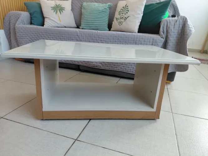 Vendo um centro de sala tampa de vidro 200.00. Contato *
