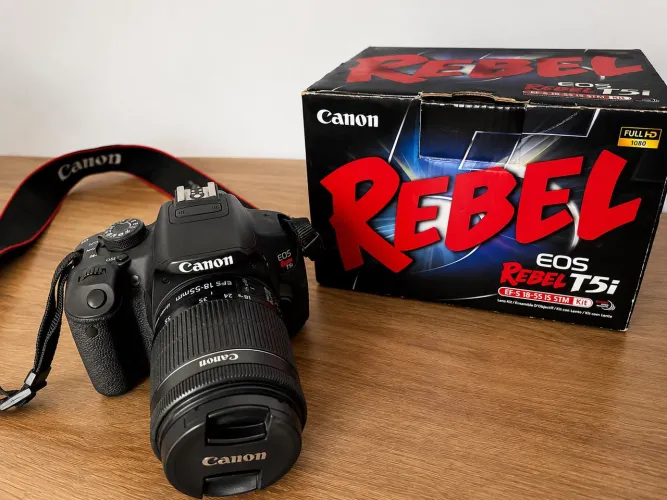 ? Canon T5i + Lente 18-55 | Perfeita para Fotos e Vídeos Full HD - Ótimo Estado!