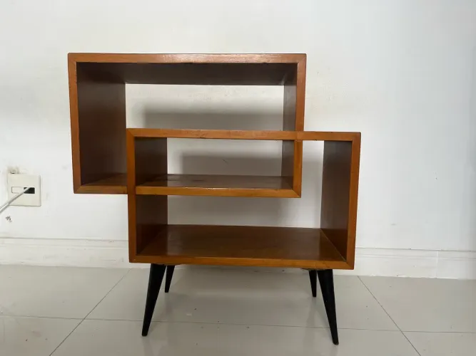 mesa lateral com nichos geométricos assimétricos