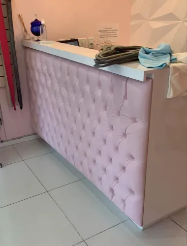 Balcão loja feminina capitonê rosa